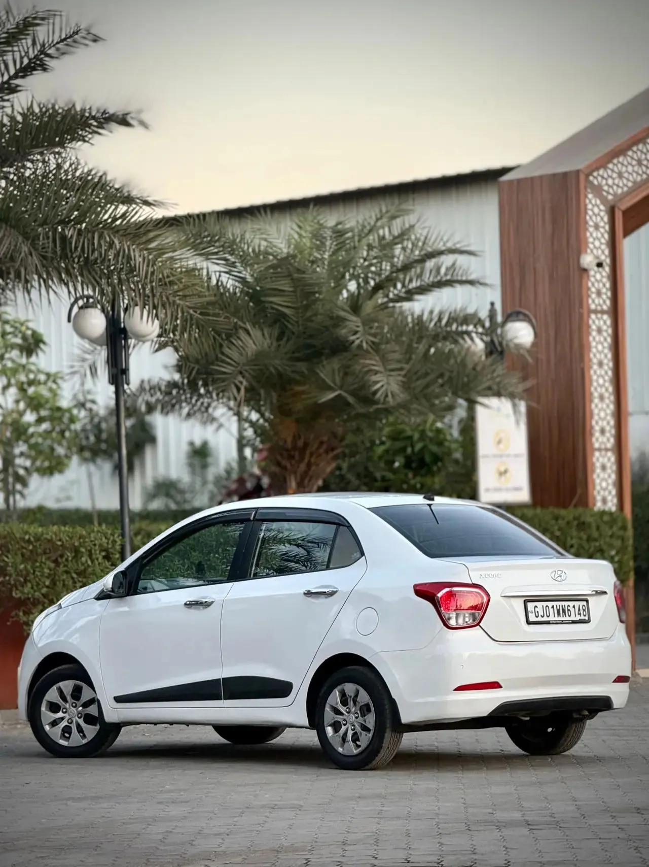 Hyundai Xcent (2017) 4